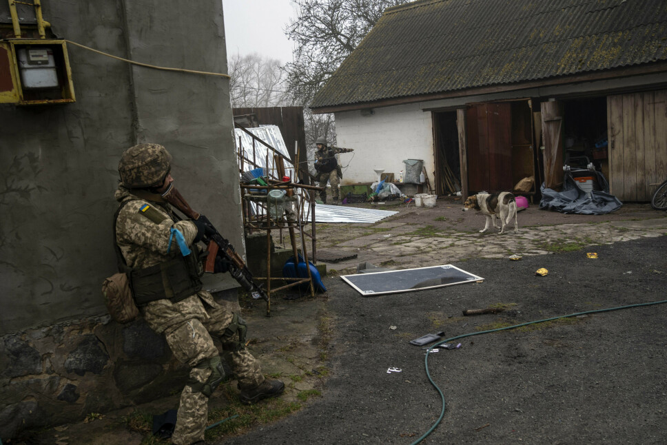 KYIV: Ukrainske soldater klarerer området etter russiske soldater har trukket seg ut av en landsby i utkanten av Kyiv.