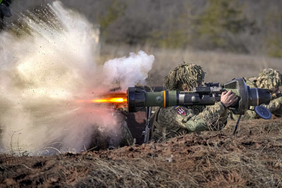 NLAW: Ukraina har mottatt en rekke våpen fra vestlige land som Next generation Light Anti-tank Weapon (NLAW). Bildet viser en ukrainsk soldat med NLAW i Donetsk før Ukraina ble invadert av Russland.
