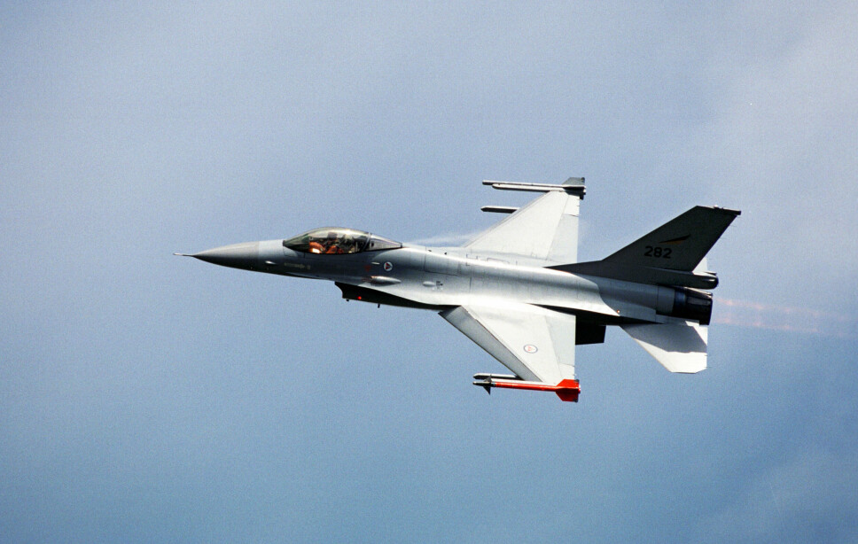 GODKJENT: Belgia har bedt om å kjøpe F-16 fra USA og nå har utenriksdepartementet i Washington godkjent salget. Her flyr et F-16 over Rygge.