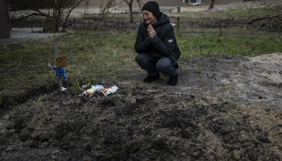 SORG: Tanja Nedasjkivska sørger ved ektemannens grav i Butsja utenfor Kyiv. Russland fordømmes etter anklager om drap på sivile i Ukraina. Så langt har FN dokumentert 1.480 drepte sivile, men antar at tallet er betydelig større.