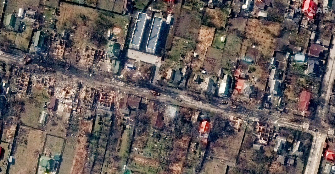 ØDELEGGELSE: Et satellittbilde fra Maxar Technologies viser ødelagte hus og kjøretøy i en av Butsjas gater. Bildet ble tatt torsdag 31. mars.