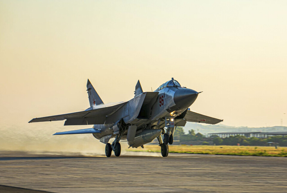 RUSSLAND: Et russisk MiG-31 jagerfly med Kinzhal-missiler om bord. Bildet er tatt på rullebanen ved Hemeimeem flybase i Syria, 25. juni 2021.