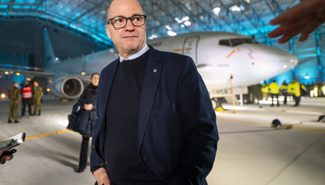 EVENES: Forsvarsminister Odd Roger Enoksen (Sp) fortalte Stortinget onsdag at den nye flybasen på Evenes kan bli flere milliarder kroner dyrere enn planlagt. Her fra markering av at de første overvåkingsflyene P-8A Poseidon kom til Evenes i mars. EVENES: Forsvarsminister Odd Roger Enoksen (Sp) fortalte Stortinget onsdag at den nye flybasen på Evenes kan bli flere milliarder kroner dyrere enn planlagt. Her fra markering av at de første overvåkingsflyene P-8A Poseidon kom til Evenes i mars.