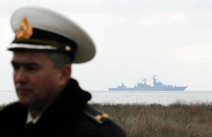 KYSSER: Krysseren Moskva (i bakgrunnen) er utstyrt med flere missiler. Bildet er fra 2014 utenfor Krim-halvøya.
