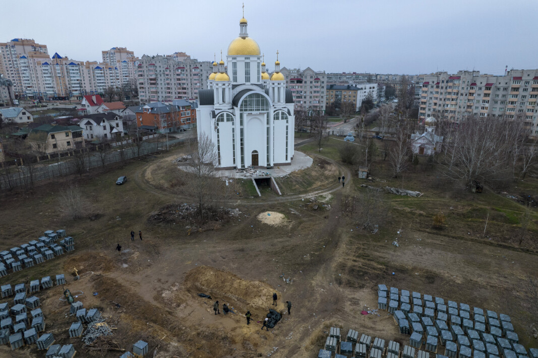 NØDHJELP: Journalister besøkte tirsdag den 5. april en massegrav i Butsja i utkanten av Kyiv. Torsdag var FNs nødhjelpssjef på plass i byen. NØDHJELP: Journalister besøkte tirsdag den 5. april en massegrav i Butsja i utkanten av Kyiv. Torsdag var FNs nødhjelpssjef på plass i byen.