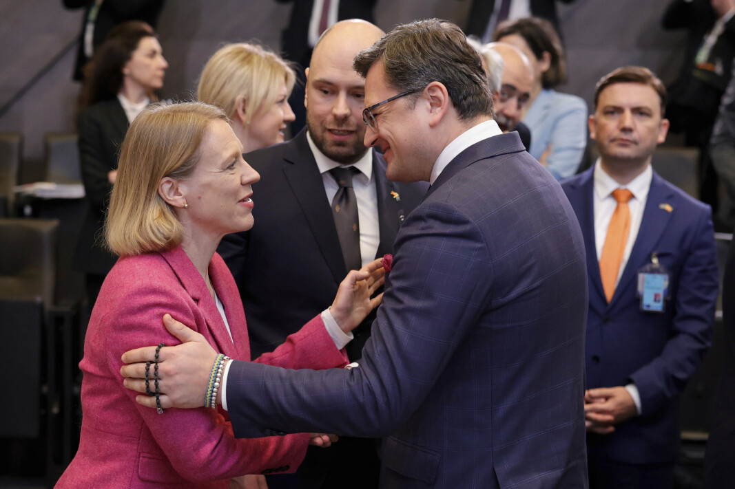 BRUSSEL: Utenriksminister Anniken Huitfeldt (t.v.) møtte den ukrainske utenriksministeren Dmytro Kuleba på Natos utenriksministermøte torsdag.