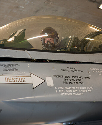 ØRLAND: Marianne om bord i et F-16 jagerfly. ØRLAND: Marianne om bord i et F-16 jagerfly.