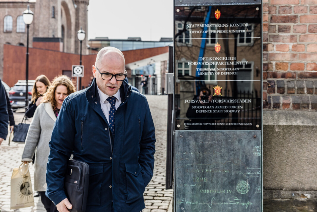 TILLIT: Tidligere forsvarsminister Odd Roger Enoksen hadde ikke lenger tillit etter første varslingssak, mener innleggsforfatter. Dette bildet er tatt dagen før Enoksen trakk seg som statsråd. TILLIT: Tidligere forsvarsminister Odd Roger Enoksen hadde ikke lenger tillit etter første varslingssak, mener innleggsforfatter. Dette bildet er tatt dagen før Enoksen trakk seg som statsråd.