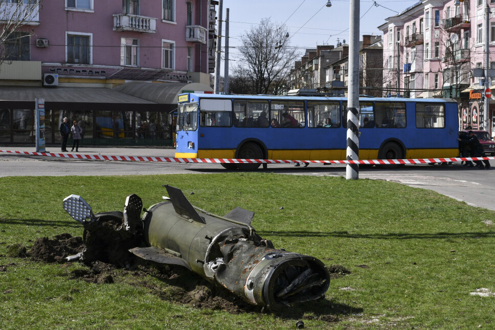 KRIGSFORBRYTELSE: En bit av missilet, som skal være av typen Tochka-U – også kjent som SS-21 Scarab – ligger på bakken i nærheten av togstasjonen i Kramatorsk. Ifølge en politimann i byen var missilet utstyrt med påskriften «For våre barn» på russisk. Uttrykket er blitt brukt av prorussiske separatister om tapene de har lidd i konflikten i Øst-Ukraina siden 2014.