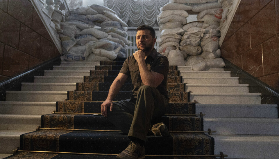 FORPLIKTET: Ukrainas president Volodymyr Zelenskyj sier i et intervju med AP at han er forpliktet til å jobbe for fred til tross for russiske angrep på sivile.