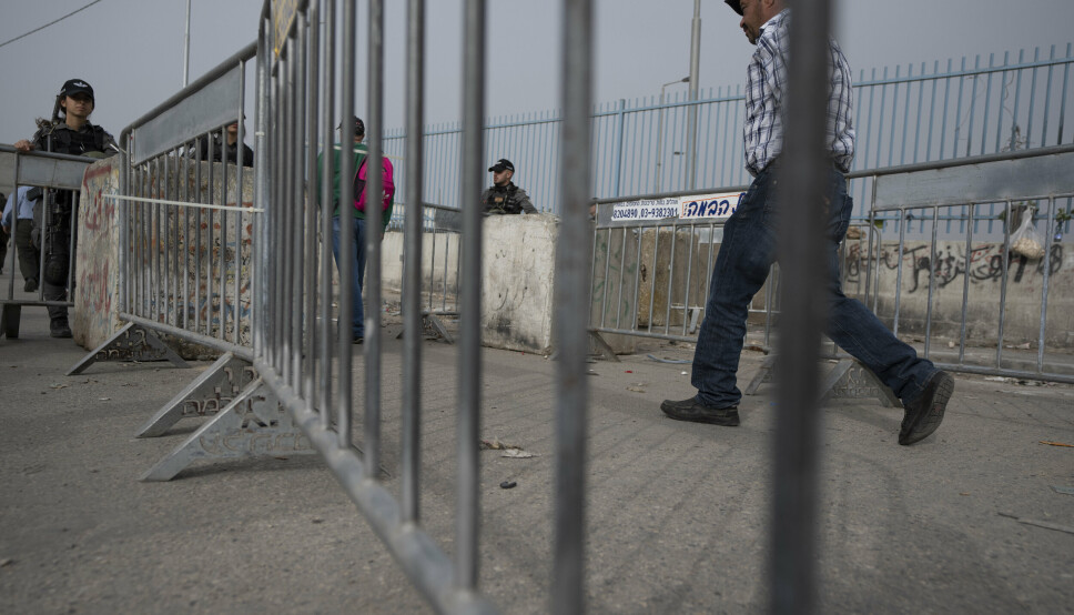 VAKT: Israelsk grensepoliti på vakt ved en grenseovergang som brukes av palestinere mellom Vestbredden og Jerusalem.
