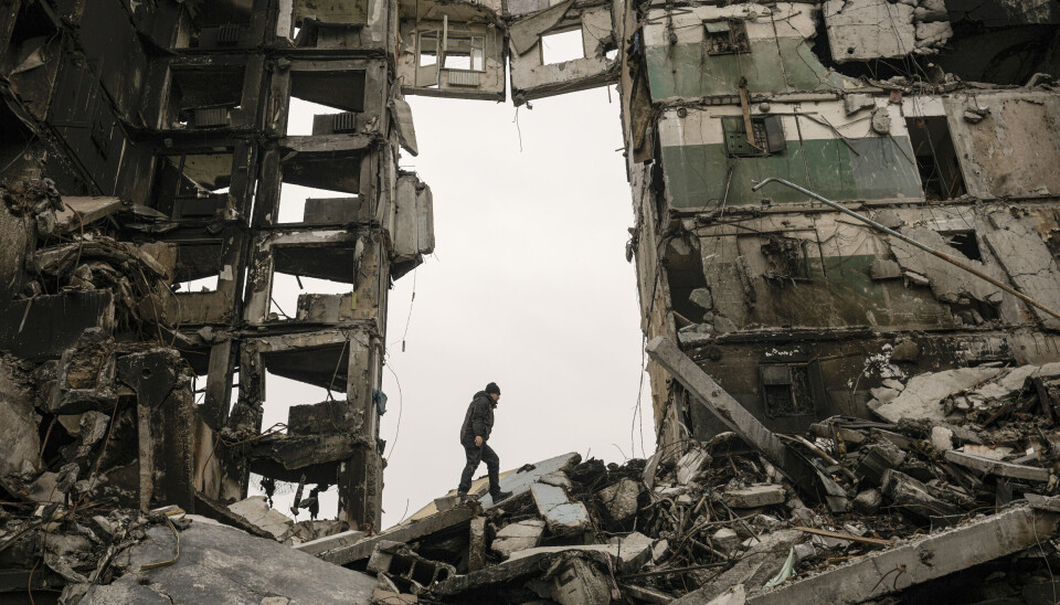RUINER: En person leter etter eiendeler i et ruinert leilighetskompleks i Borodyanka, Ukraina.
