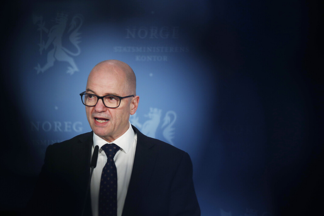 MÅTTE GÅ: Forsvarsminister Odd Roger Enoksen (Sp), her fotografert under en pressekonferanse om status og tiltak i forsvarssektoren. MÅTTE GÅ: Forsvarsminister Odd Roger Enoksen (Sp), her fotografert under en pressekonferanse om status og tiltak i forsvarssektoren.
