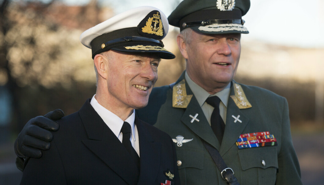FORSVARSSJEFER: Tidligere forsvarssjef general (p) Harald Sunde (t.h.) avviser at han bli ny forsvarsminister. Her er han sammen med en annen tidligere forsvarssjef admiral (p) Haakon Bruun-Hanssen under kommandoskiftet i 2013.