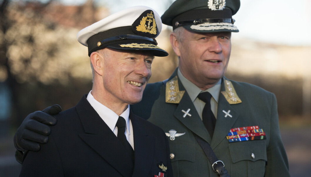 FORSVARSSJEFER: Tidligere forsvarssjef general (p) Harald Sunde (t.h.) avviser at han bli ny forsvarsminister. Her er han sammen med en annen tidligere forsvarssjef admiral (p) Haakon Bruun-Hanssen under kommandoskiftet i 2013. FORSVARSSJEFER: Tidligere forsvarssjef general (p) Harald Sunde (t.h.) avviser at han bli ny forsvarsminister. Her er han sammen med en annen tidligere forsvarssjef admiral (p) Haakon Bruun-Hanssen under kommandoskiftet i 2013.