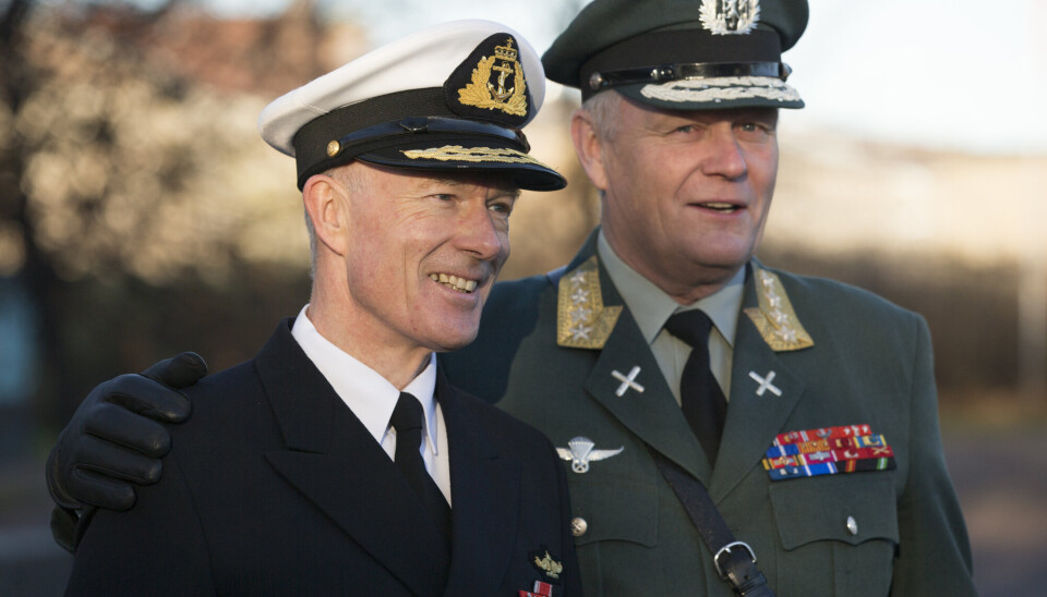 FORSVARSSJEFER: Tidligere forsvarssjef general (p) Harald Sunde (t.h.) avviser at han bli ny forsvarsminister. Her er han sammen med en annen tidligere forsvarssjef admiral (p) Haakon Bruun-Hanssen under kommandoskiftet i 2013.