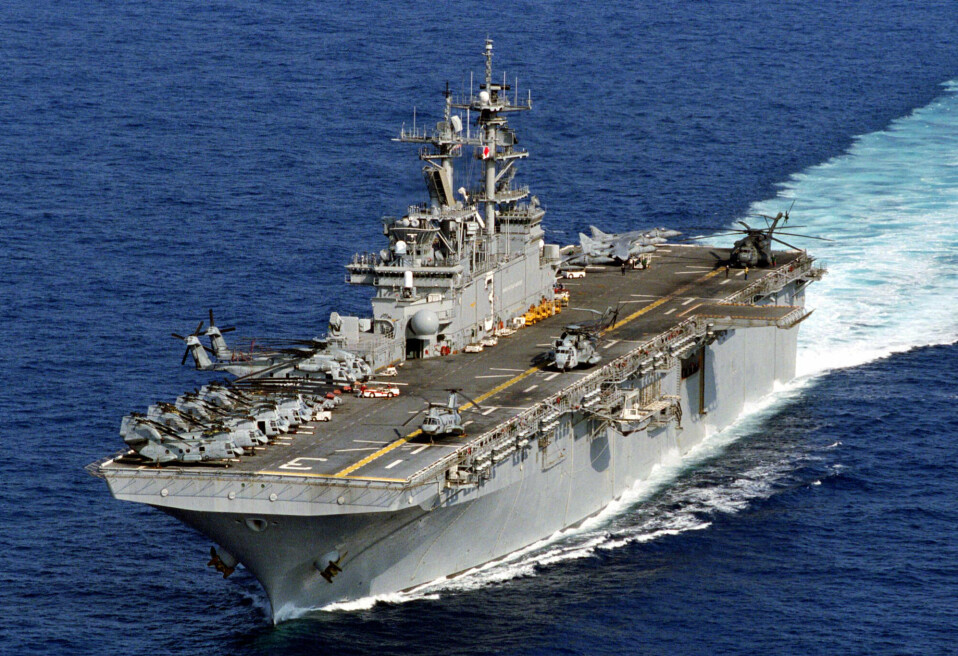FLERBRUKSSKIP: USS Kearsarge kan brukes på mange måter, med landgangsfartøy og stort helikopterdekk. Her avbildet i Egeerhavet i juni 1999.