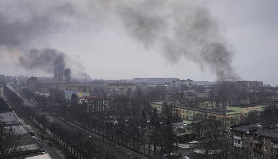 MARIUPOL: Røyk stiger opp over Mariupol etter et artilleriangrep i begynnelsen av mars.