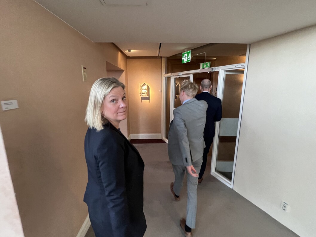 VURDERER Å SNU: Statsminister Magdalena Andersson må overkjøre både sine forgjengere Stefan Löfven og Göran Persson pluss svenskenes AUF hvis hun skal føre Sverige inn i Nato. VURDERER Å SNU: Statsminister Magdalena Andersson må overkjøre både sine forgjengere Stefan Löfven og Göran Persson pluss svenskenes AUF hvis hun skal føre Sverige inn i Nato.
