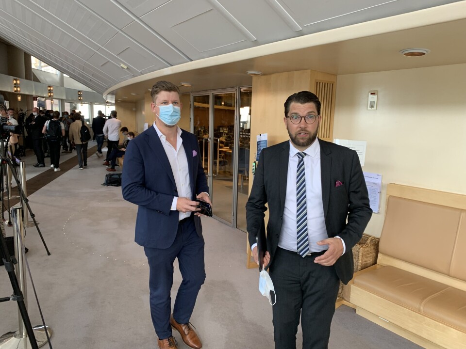 BETINGET JA: Av med masken for Jimmie Åkesson. Nå sier Sverigedemokraternas leder ja til svensk Nato-medlemskap hvis Finland også blir med.