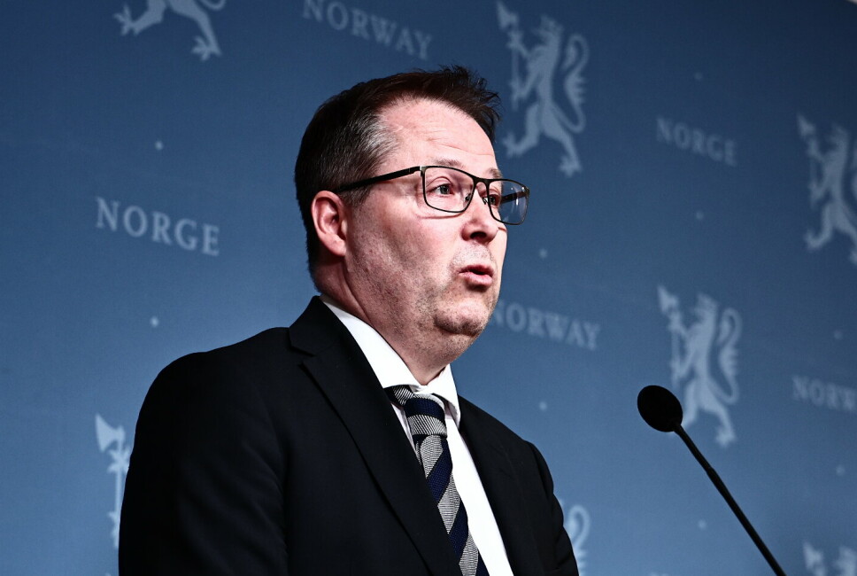 ALVORLIG: Forsvarsminister Bjørn Arild Gram (Sp) understreker torsdag at han ser alvorlig på den såkalte dusj-saken.