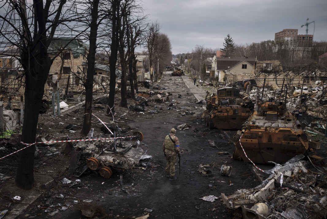 RUINER -En ukrainsk tjenestemann går blant ødelagte russiske stridsvogner i Butsja, i utkanten av Kiev. Bildet er tatt 6.april 2022 RUINER -En ukrainsk tjenestemann går blant ødelagte russiske stridsvogner i Butsja, i utkanten av Kiev. Bildet er tatt 6.april 2022