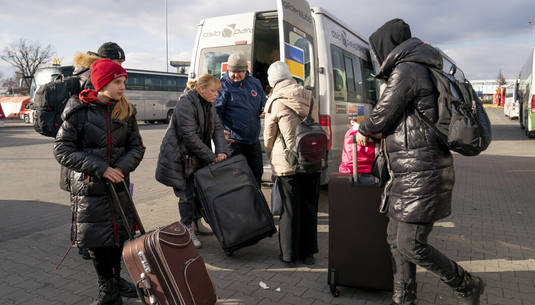 FLYKTNINGER: Ukrainske flyktninger går om bord i en minibuss som skal ta den til Norge fra den polske byen Przemysl. Nordmenn har tillit til norske medier dekning av krigen.