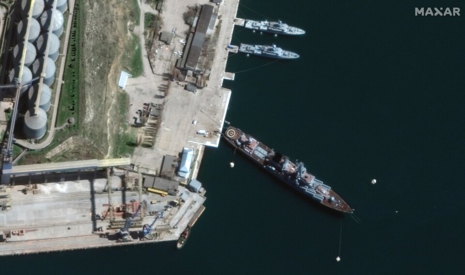 7. APRIL: Dette satellittbildet fra Maxar Technologies viser Moskva til kai i Sevastopol på Krimhalvøya 7. april.