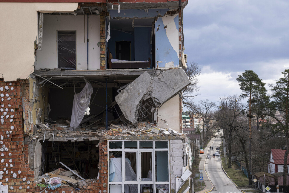 ADVART: Bildet viser en bombet boligblokk i Irpin i utkanten av Kyiv fotografert mandag 11. april. ordfører i Kyiv advarer nå flyktninger mot å returnere til hovedstaden som igjen har blitt mål for russiske angrep.