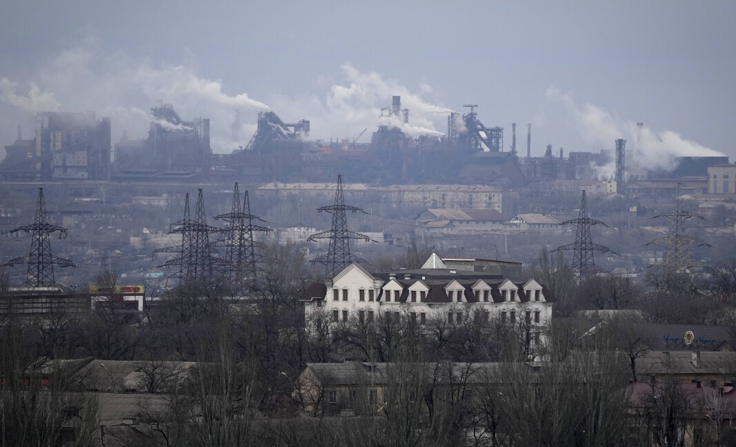 ULTIMATUM: Russland har gitt ukrainske soldater i Mariupol et ultimatum. Soldatene har forskanset seg på det store stålverket Azovstal i den utbombede byen og blir bedt om å overgi seg. Bildet er tatt den 24. februar 2022. ULTIMATUM: Russland har gitt ukrainske soldater i Mariupol et ultimatum. Soldatene har forskanset seg på det store stålverket Azovstal i den utbombede byen og blir bedt om å overgi seg. Bildet er tatt den 24. februar 2022.