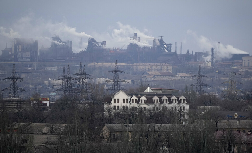 ULTIMATUM: Russland har gitt ukrainske soldater i Mariupol et ultimatum. Soldatene har forskanset seg på det store stålverket Azovstal i den utbombede byen og blir bedt om å overgi seg. Bildet er tatt den 24. februar 2022.