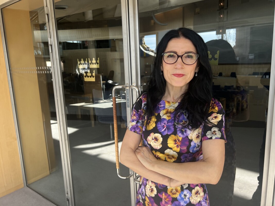 ALENE: Amineh Kakabaveh er født og oppvokst under krig, og er den eneste i Riksdagen som nekter å godta at Sverige skal sende våpen til Ukraina. ALENE: Amineh Kakabaveh er født og oppvokst under krig, og er den eneste i Riksdagen som nekter å godta at Sverige skal sende våpen til Ukraina.