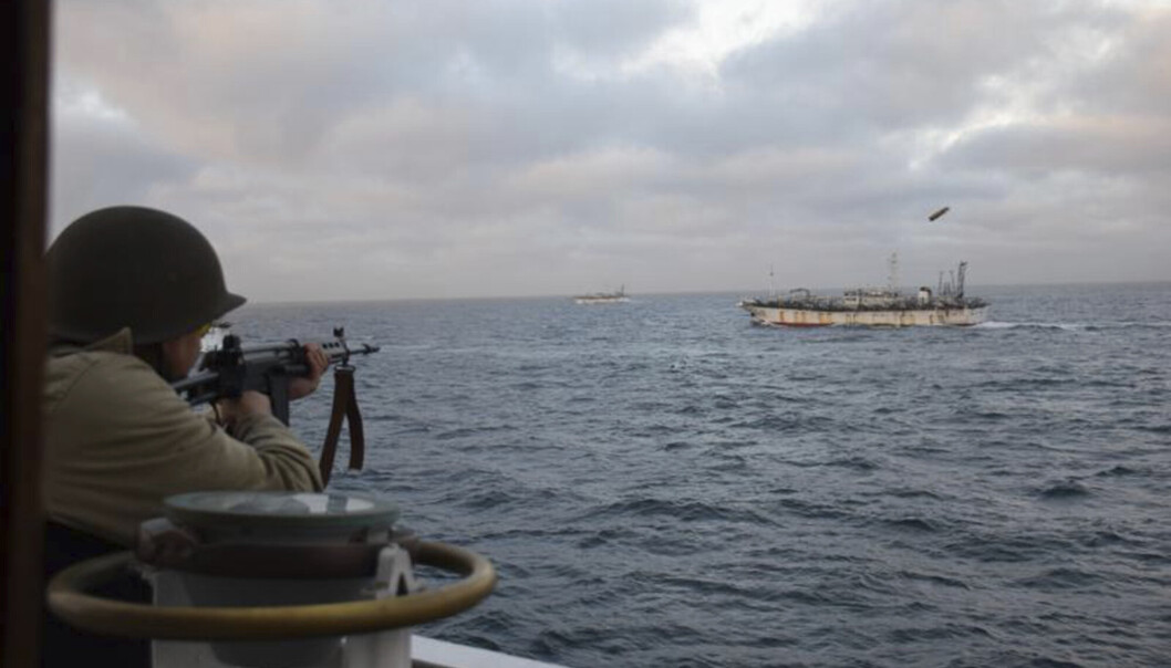 SKUDD: I 18 timer jaktet den argentinske kystvakten på den kinesiske fiskebåten Jing Yan 626 i argentinske farvann. Konflikten om de gjenværende og sårbare fiskeressursene blir både mer væpnet og mer voldelig. SKUDD: I 18 timer jaktet den argentinske kystvakten på den kinesiske fiskebåten Jing Yan 626 i argentinske farvann. Konflikten om de gjenværende og sårbare fiskeressursene blir både mer væpnet og mer voldelig.