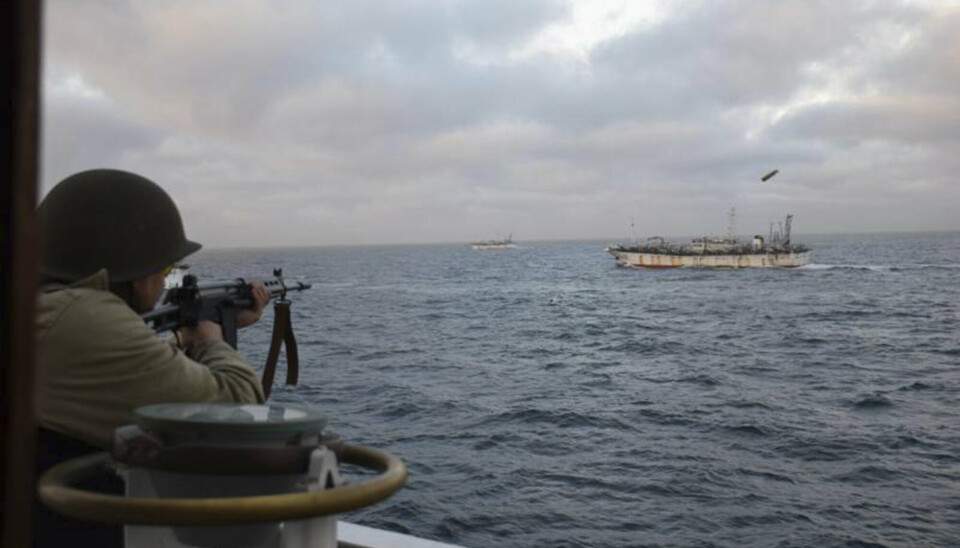 SKUDD: I 18 timer jaktet den argentinske kystvakten på den kinesiske fiskebåten Jing Yan 626 i argentinske farvann. Konflikten om de gjenværende og sårbare fiskeressursene blir både mer væpnet og mer voldelig.