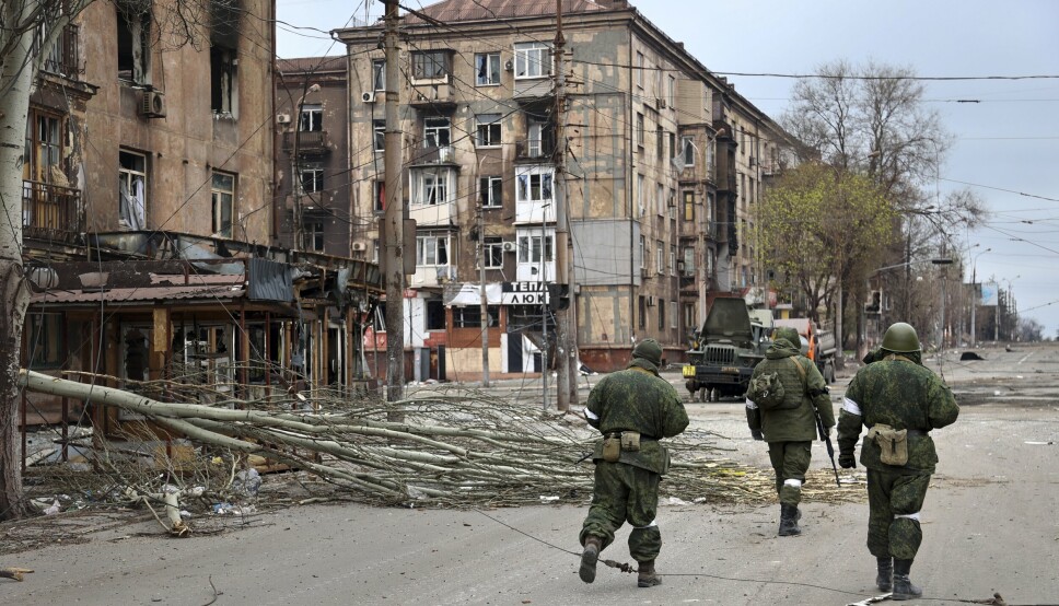 DONETSK: Soldater fra den selverklærte Folkerepublikken Donetsk i et russiskkontrollert område i Mariupol i Donetsk 16- april.