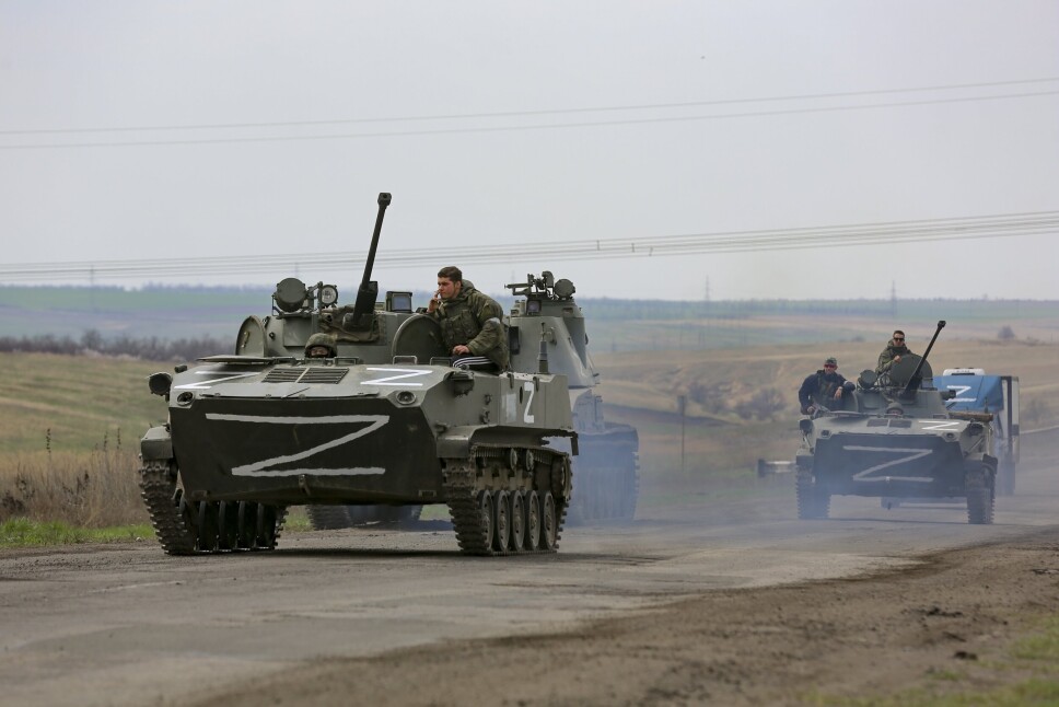 MARIUPOL: Russiske militørkjøretøy utenfor byen Mariupol i Donetsk.