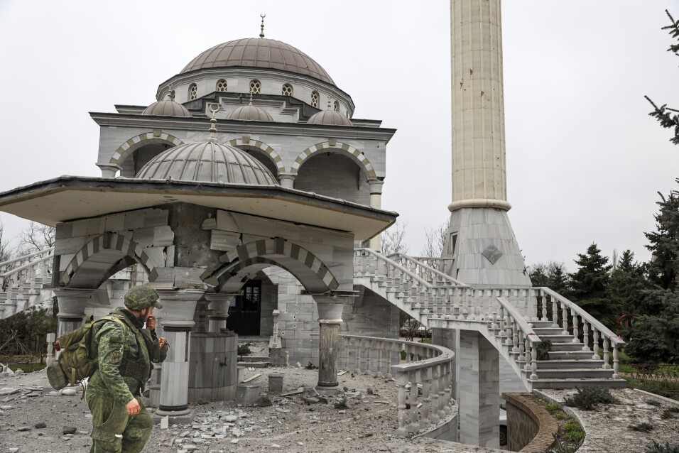 HARDT SKADD: En soldat fra separatiststyrkene i Donetsk går forbi en moské som er blitt hardt skadd i Mariupol. Natt til onsdag sa en kommandør for styrkene som har forskanset seg ved et stålverk i byen, at de kan være inne i sine siste timer.