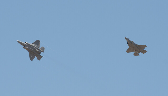UKJENT: Pentagon har ikke oppgitt noe om hva slags kampfly Ukraina har mottatt, eller hvor de kommer fra. På bildet ser du kampfly av typen F-35, som flyr over Luke Air Force Base i Phoenix, Arizona.