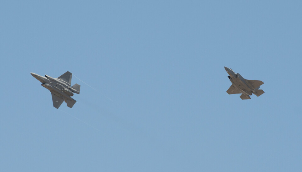 UKJENT: Pentagon har ikke oppgitt noe om hva slags kampfly Ukraina har mottatt, eller hvor de kommer fra. På bildet ser du kampfly av typen F-35, som flyr over Luke Air Force Base i Phoenix, Arizona.
