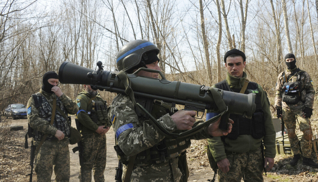 KANON: Ukrainske soldater tester det svenske våpensystemet Carl Gustaf M4 under en treningsøvelse næt Kharkiv, Ukraina 7.april.