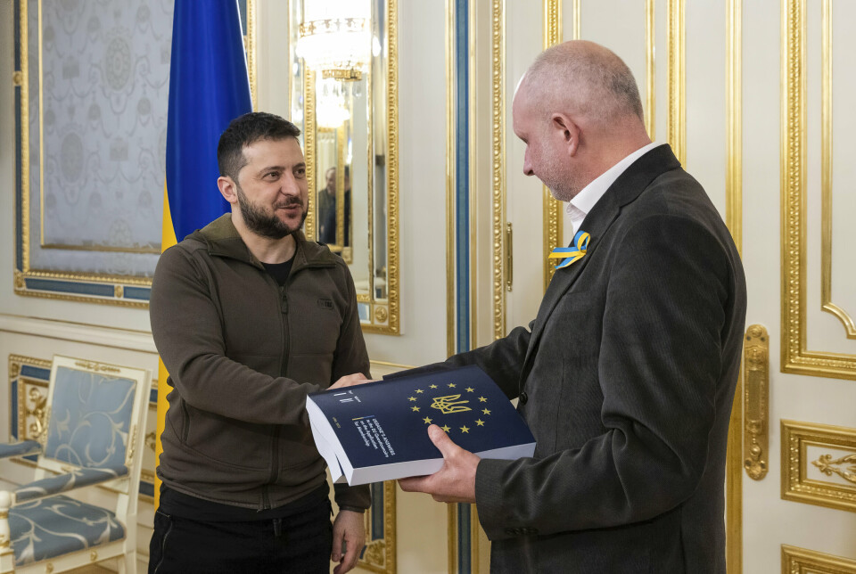 Mandag overleverte Volodymyr Zelenskyj (til venstre) to bind til EU-utsending Matti Maasikas med svar som var det første formelle skritter på vei mot et medlemskap. Onsdag er EU-president Charles Michel i Kyiv for å møte Zelenskyj.
