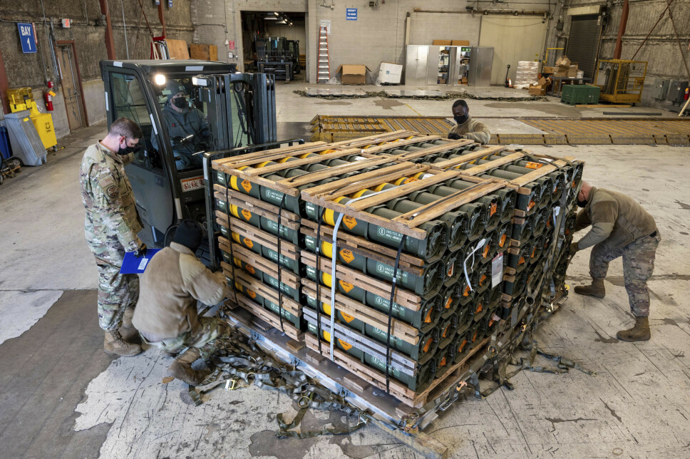 OVERSIKT: Vestlige land leverer store mengder våpen til Ukraina, blant annet denne forsendelsen fra USA. Men når våpnene er levert og blitt en del av krigen, er det vanskelig å holde oversikt hvor de havner til slutt, forteller kilder til CNN. Bildet er tatt på en amerikansk base den 21. januar 2022.