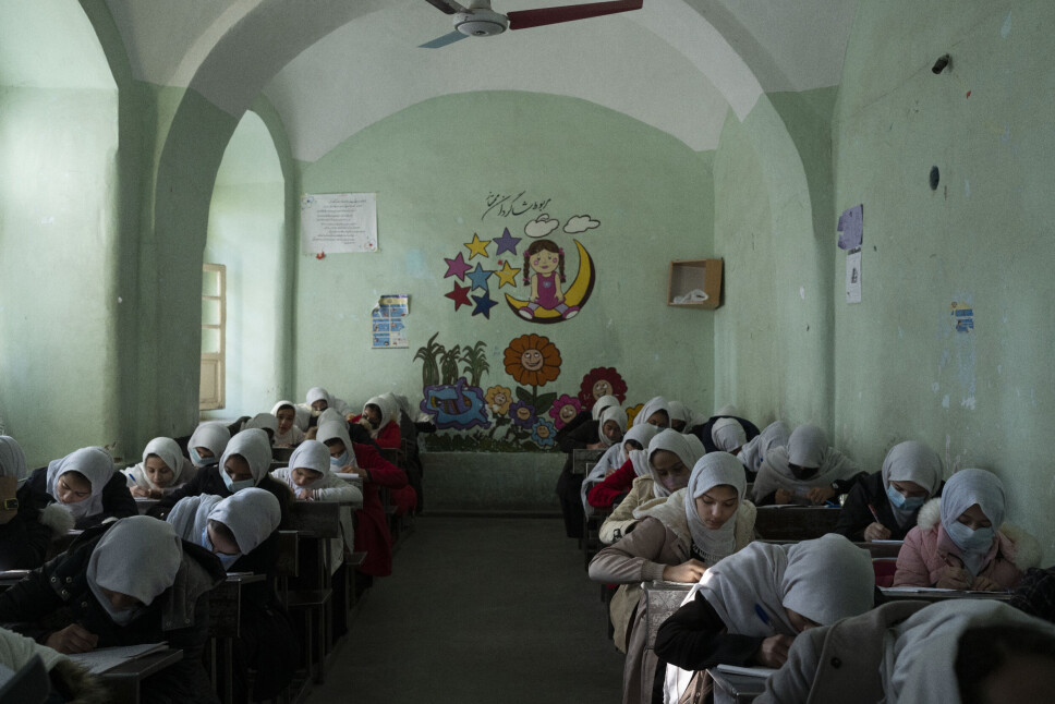 FÅ UNNTAK: Taliban-regimet stenger kvinner og jenter ute fra arbeidsplasser og skoler. Jenter har i dag bare lov til å gå på skole til og med sjette trinn. Men det finnes noen få unntak. I Herat i fjor høst klarte engasjerte lærere å sikre skoleundervisning også for eldre jenter. Her fra et klasserom ved Tajrobawai videregående skole 25. november 2021.