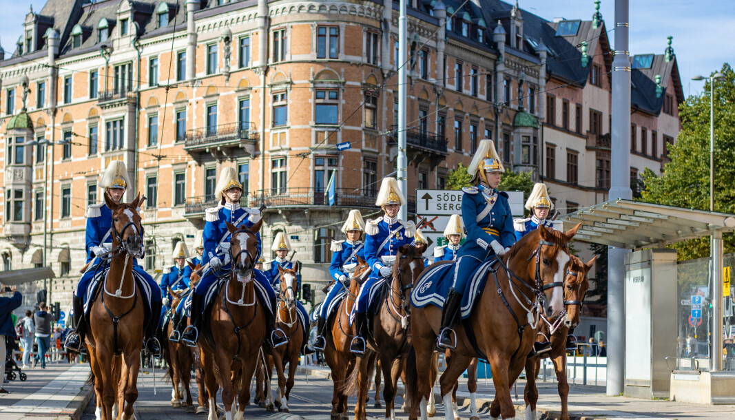 PENSJONISTER: Flere högvaktenhester går av med pensjon ved Livargarden kavallerikaserne i Stockholm.