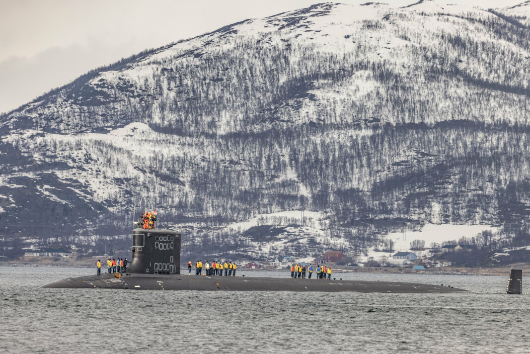 KJERNEFYSISK BESØK: Amerikansk atomdrevet ubåt i Grøtsund havn utenfor Tromsø.