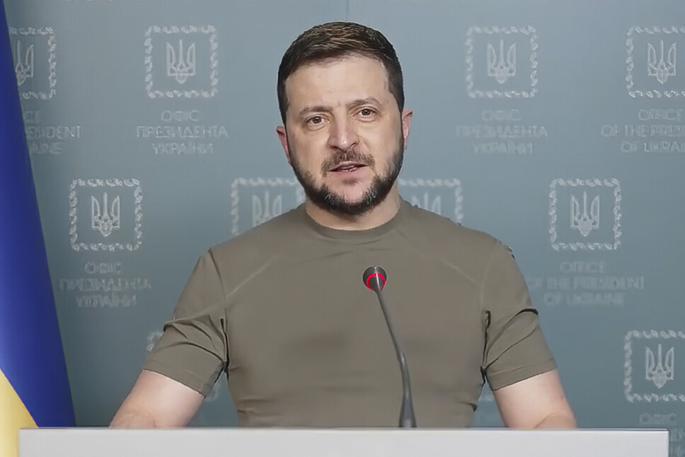AVVIST: Ukrainas president Volodymyr Zelenskyj sier Russland har avvist et tilbud om våpenhvile i forbindelse med markeringen av påske i den ortodokse kirken. Bildet er fra en tale den 18. april 2022.