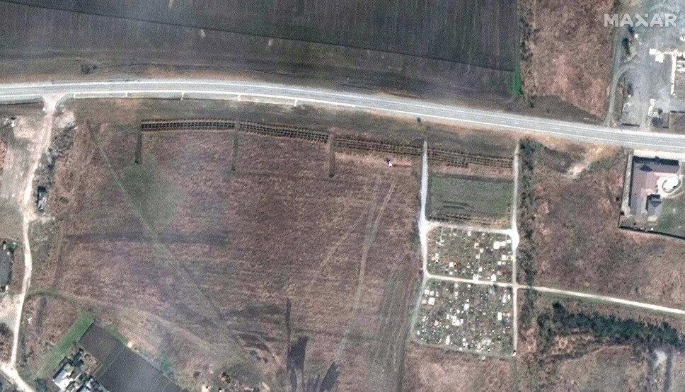 200 GRAVER: Satellittbildet er tatt torsdag 21. april 2022, og viser en oversikt over kirkegården i Manhush, rundt 20 kilometer vest for Mariupol, Ukraina, 3. april 2022. Gravene er på linje i fire seksjoner med lineære rader og inneholder mer enn 200 graver.