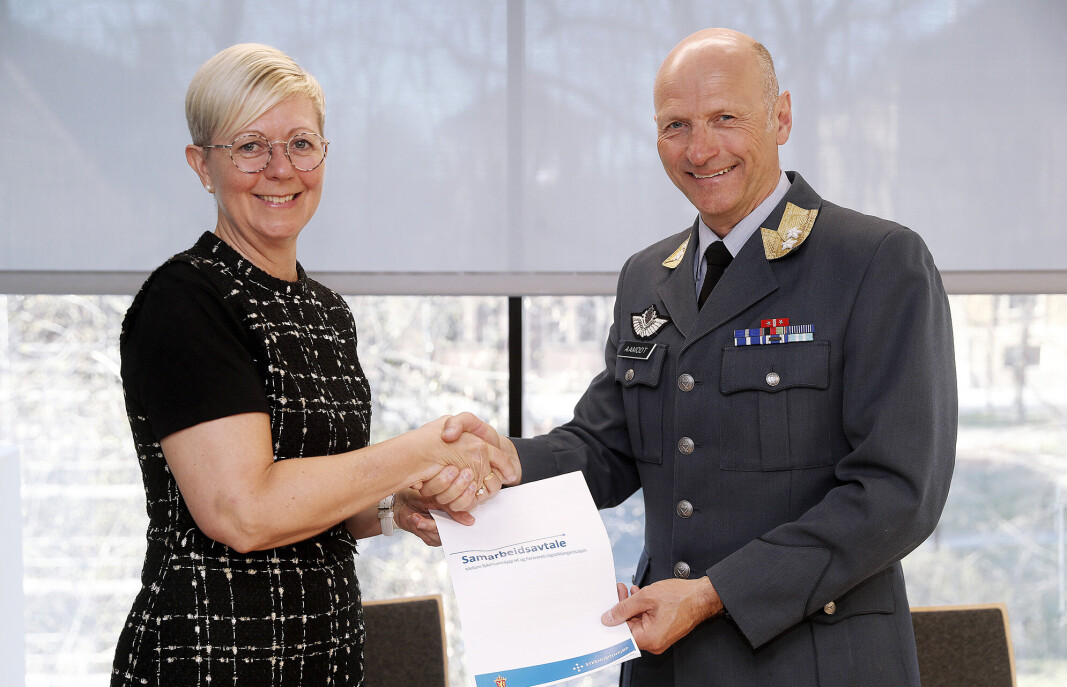 SAMARBEID: Bente Hayes fra Sykehusinnkjøp HF og sjef FLO generalmajor Lars Christian Aamodt skrev fredag under på en samarbeidsavtale. SAMARBEID: Bente Hayes fra Sykehusinnkjøp HF og sjef FLO generalmajor Lars Christian Aamodt skrev fredag under på en samarbeidsavtale.