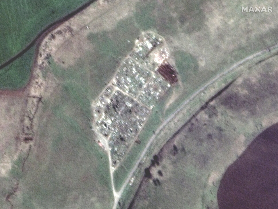 SATELLITTBILDER: Bildet skal vise en massegrav 12 km øst for Mariupol.