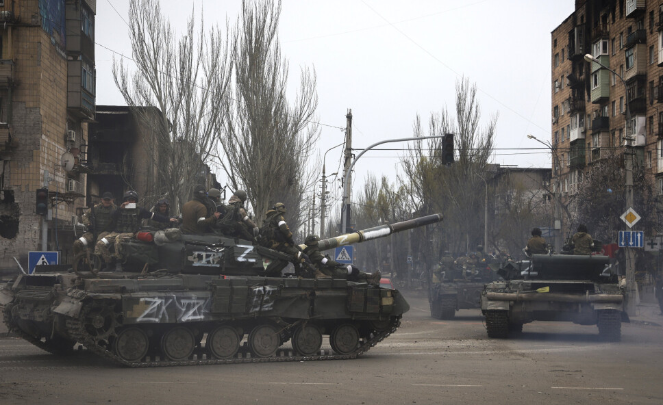 MARIUPOL: Russiske militærkjøretøy beveger seg rundt i et område kontrollert en russiskstøttede separatister i Mariupol, Ukraina. Bildet er tatt lørdag 23.april.